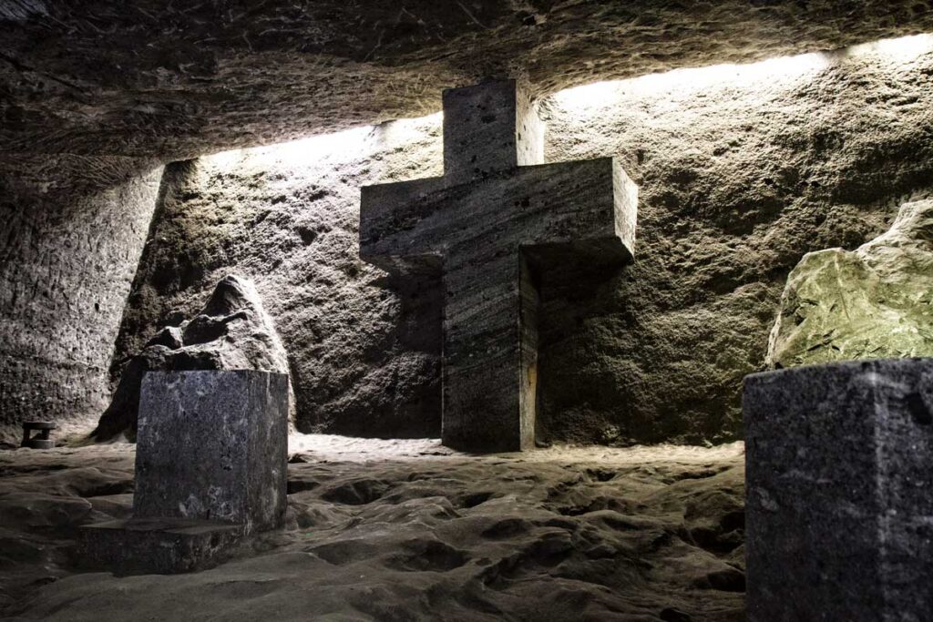 A 180 metros bajo tierra, los visitantes podrán ver la cruz más grande subterránea, que mide 16 metros y es uno de los principales símbolos característicos de la Catedral de Sal.